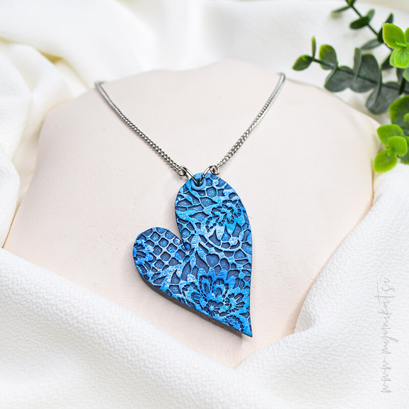 V948a-unikatna-verizica-srcek-abstrakt-unikatni-nakit-myunikat-fimo-modra_