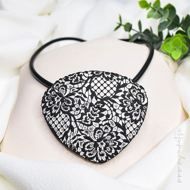 V1058-unikatna-verizica-CIPKA-unikatni-nakit-myunikat-tjasavodeb-crna-bela