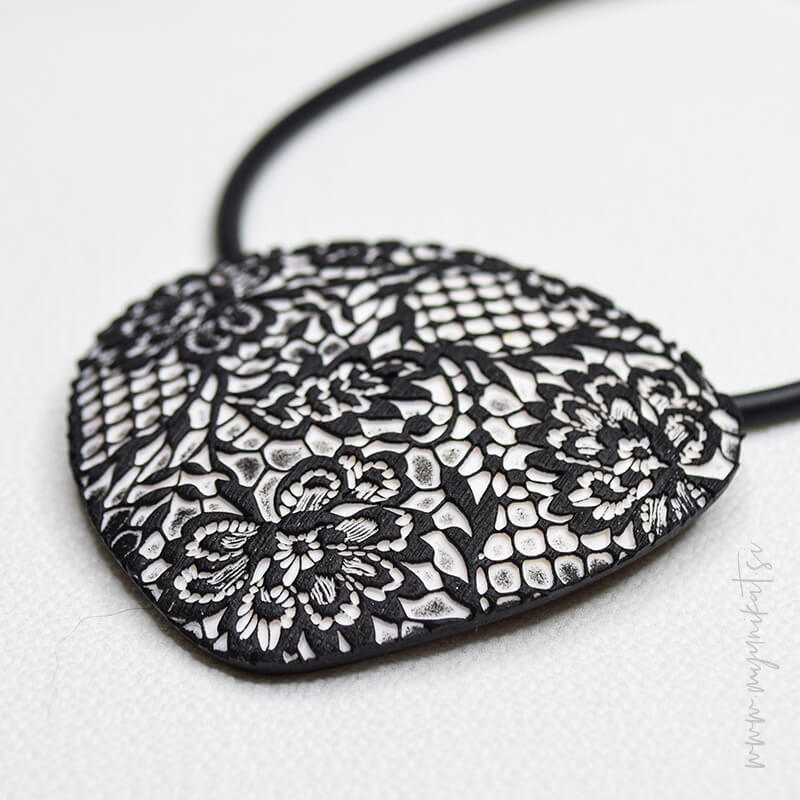 V1058a-unikatna-verizica-CIPKA-unikatni-nakit-myunikat-tjasavodeb-crna-bela