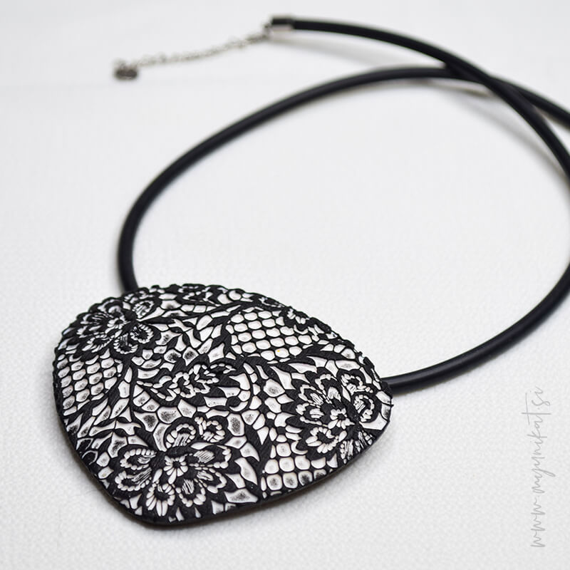 V1058b-unikatna-verizica-CIPKA-unikatni-nakit-myunikat-tjasavodeb-crna-bela