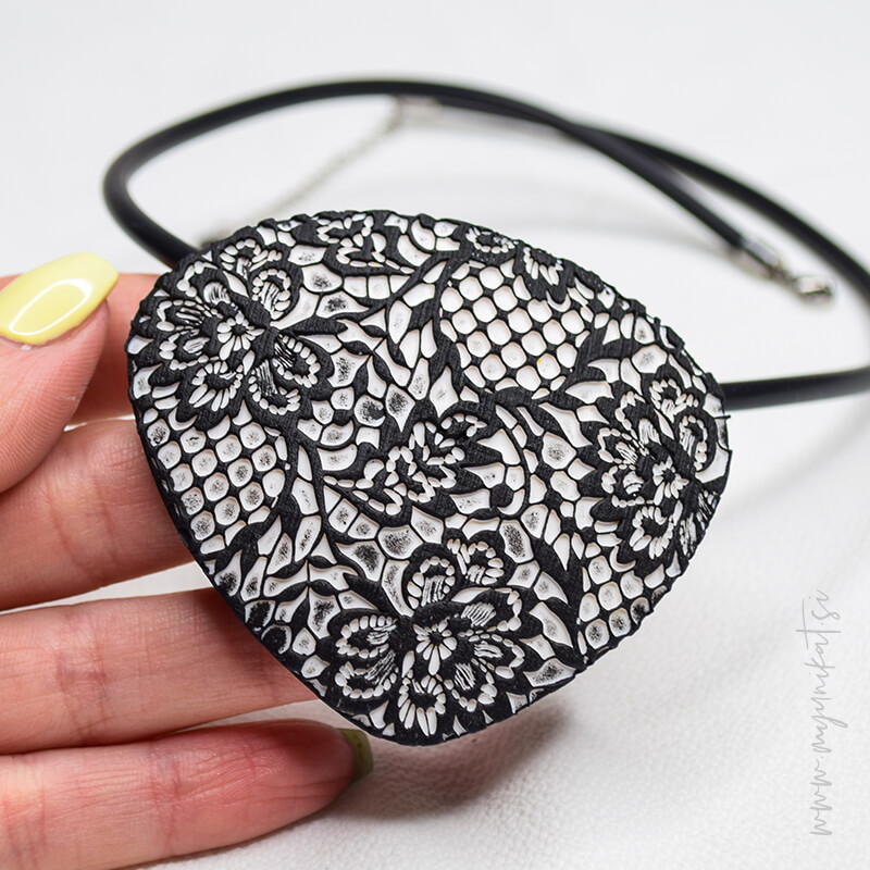 V1058c-unikatna-verizica-CIPKA-unikatni-nakit-myunikat-tjasavodeb-crna-bela