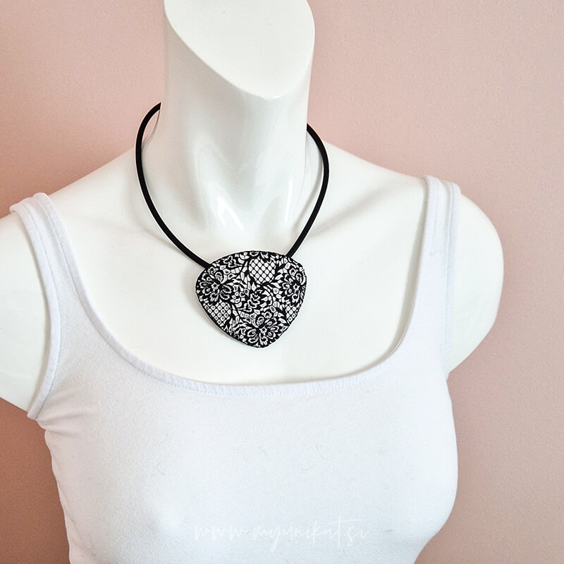 V1058d-unikatna-verizica-CIPKA-unikatni-nakit-myunikat-tjasavodeb-crna-bela