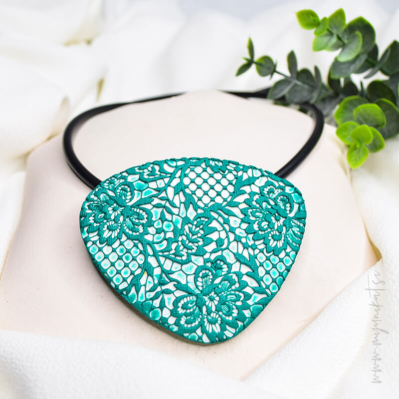 V1059-unikatna-verizica-CIPKA-unikatni-nakit-myunikat-tjasavodeb-zelena-bela