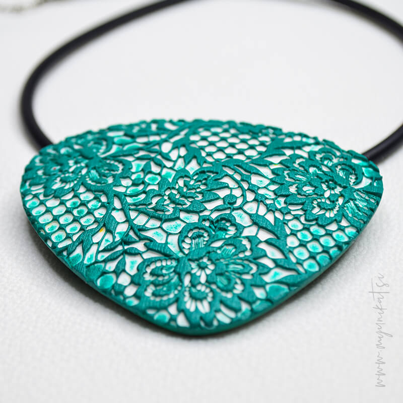 V1059a-unikatna-verizica-CIPKA-unikatni-nakit-myunikat-tjasavodeb-zelena-bela