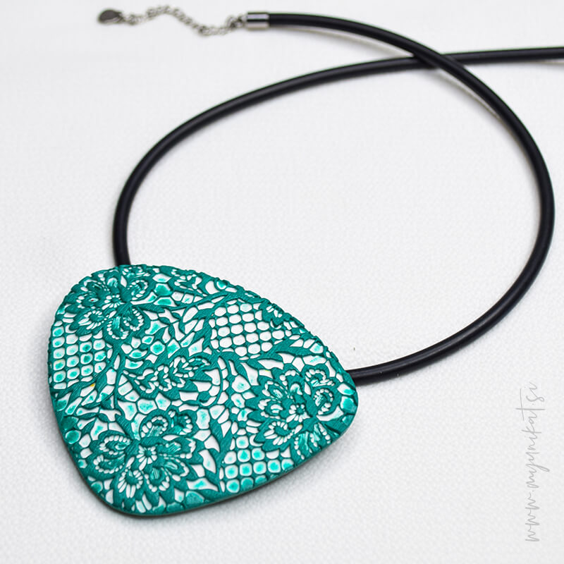 V1059b-unikatna-verizica-CIPKA-unikatni-nakit-myunikat-tjasavodeb-zelena-bela