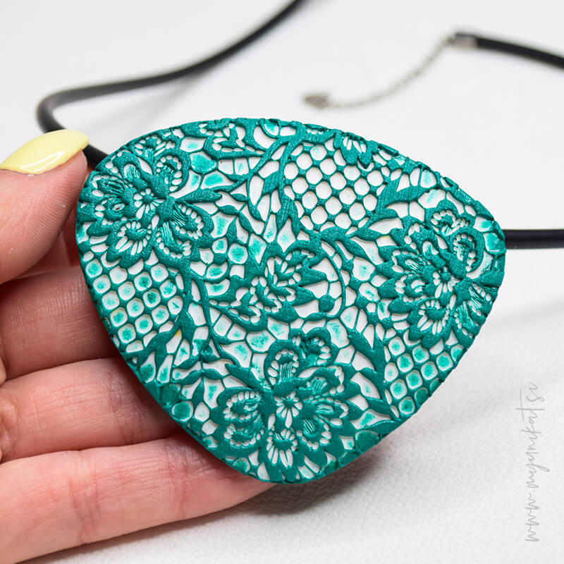 V1059c-unikatna-verizica-CIPKA-unikatni-nakit-myunikat-tjasavodeb-zelena-bela