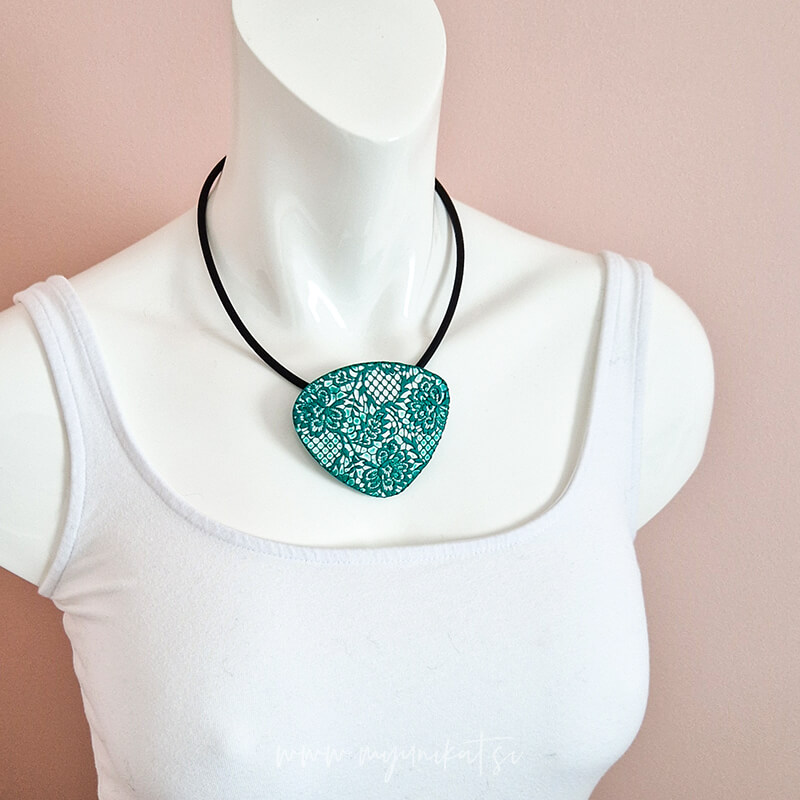 V1059d-unikatna-verizica-CIPKA-unikatni-nakit-myunikat-tjasavodeb-zelena-bela