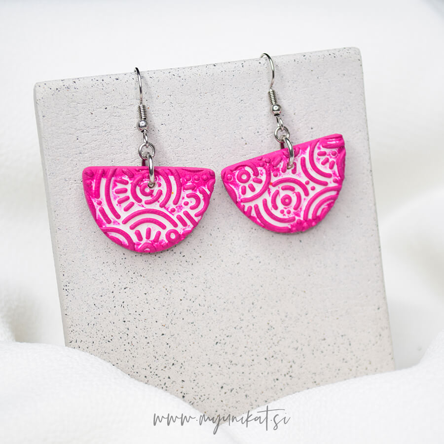 U471e-viseci-unikatni-uhani-nakit-myunikat-TjasaVodeb-fuksija-roza_bela