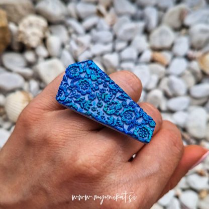 P556_rocno-izdelan-unikatni-prstan-nakit-Myunikat_TjasaVodeb-fimomasa-modra
