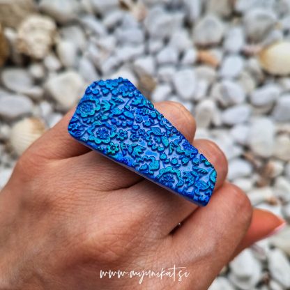 P557_rocno-izdelan-unikatni-prstan-nakit-Myunikat_TjasaVodeb-fimomasa-modra