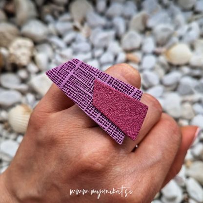 P559_rocno-izdelan-unikatni-prstan-nakit-Myunikat_TjasaVodeb-fimomasa-viola