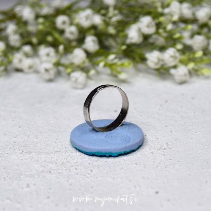 P561_rocno-izdelan-unikatni-prstan-nakit-Myunikat_TjasaVodeb-fimomasa-modra