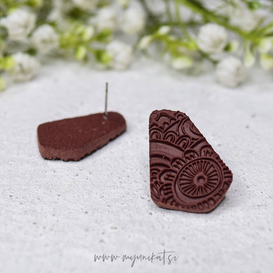 U581b-unikatni-uhani-geometric-nakit-myunikat-TjasaVodeb-cokoladno-rjava