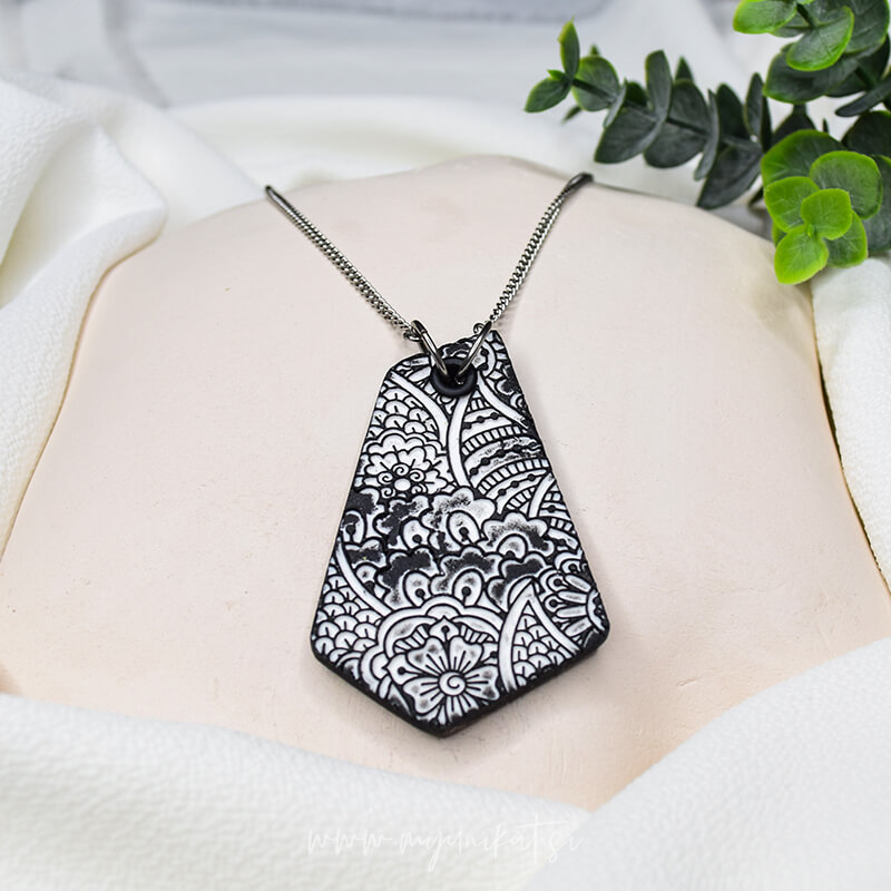 V1071-unikatna-verizica-GEOMETRIC-unikatni-nakit-myunikat-tjasavodeb-crna-bela(1)