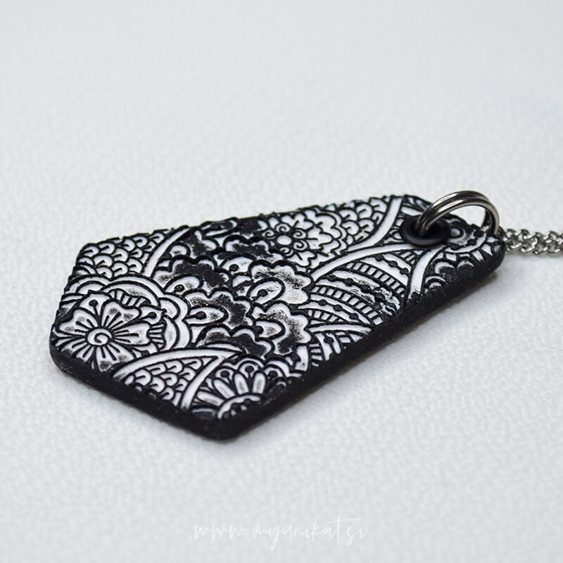 V1071c-unikatna-verizica-GEOMETRIC-unikatni-nakit-myunikat-tjasavodeb-crna-bela(1)