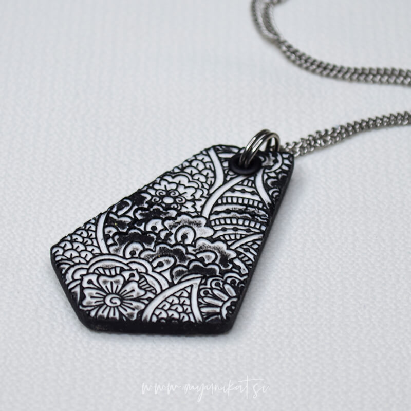 V1071d-unikatna-verizica-GEOMETRIC-unikatni-nakit-myunikat-tjasavodeb-crna-bela(1)