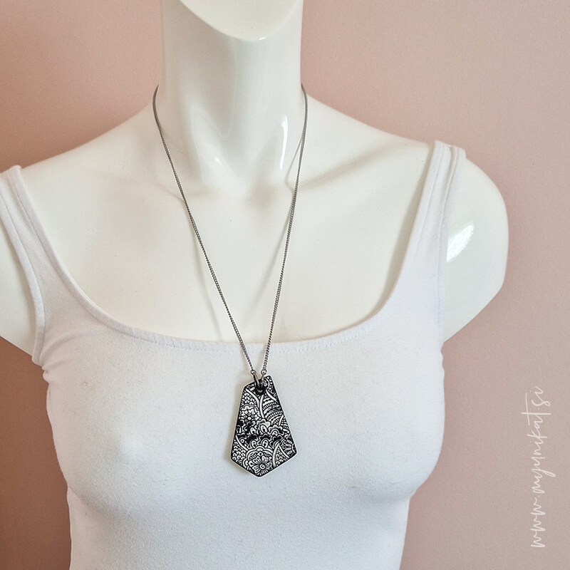 V1071e-unikatna-verizica-GEOMETRIC-unikatni-nakit-myunikat-tjasavodeb-crna-bela(1)