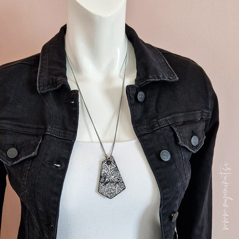 V1071f-unikatna-verizica-GEOMETRIC-unikatni-nakit-myunikat-tjasavodeb-crna-bela(1)