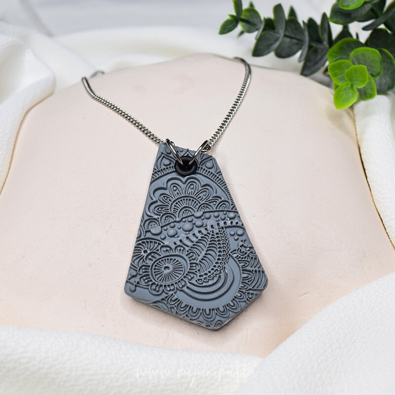 V1075-unikatna-verizica-GEOMETRIC-unikatni-nakit-myunikat-tjasavodeb-nevihtno-siva