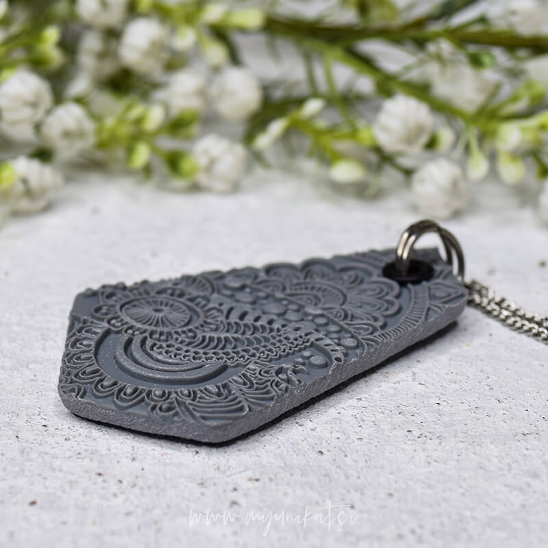 V1075a-unikatna-verizica-GEOMETRIC-unikatni-nakit-myunikat-tjasavodeb-nevihtno-siva