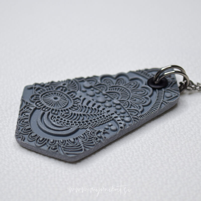 V1075c-unikatna-verizica-GEOMETRIC-unikatni-nakit-myunikat-tjasavodeb-nevihtno-siva