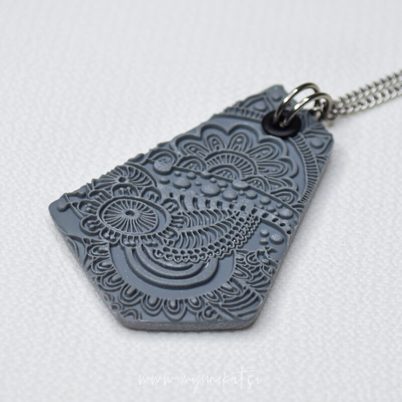 V1075d-unikatna-verizica-GEOMETRIC-unikatni-nakit-myunikat-tjasavodeb-nevihtno-siva