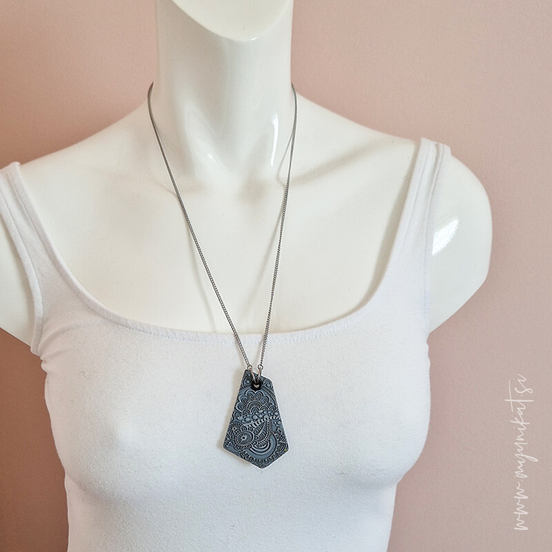 V1075e-unikatna-verizica-GEOMETRIC-unikatni-nakit-myunikat-tjasavodeb-nevihtno-siva