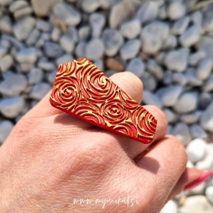 P568e_rocno-izdelan-unikatni-prstan-ROSES-nakit-Myunikat_TjasaVodeb-fimomasa-rdeca-zlata