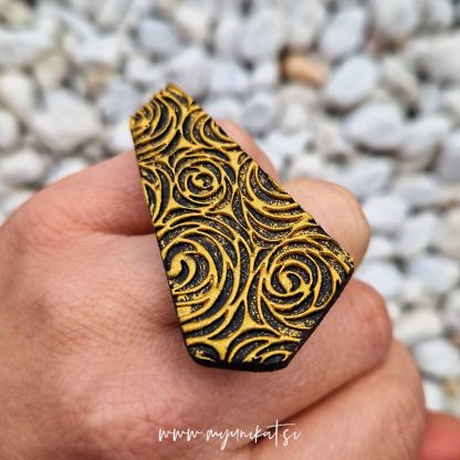 P571e_rocno-izdelan-unikatni-prstan-ROSES-nakit-Myunikat_TjasaVodeb-fimomasa-crna-zlata