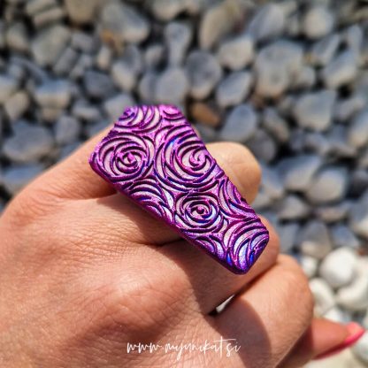 P575e_rocno-izdelan-unikatni-prstan-ROSES-nakit-Myunikat_TjasaVodeb-fimomasa-viola-roza