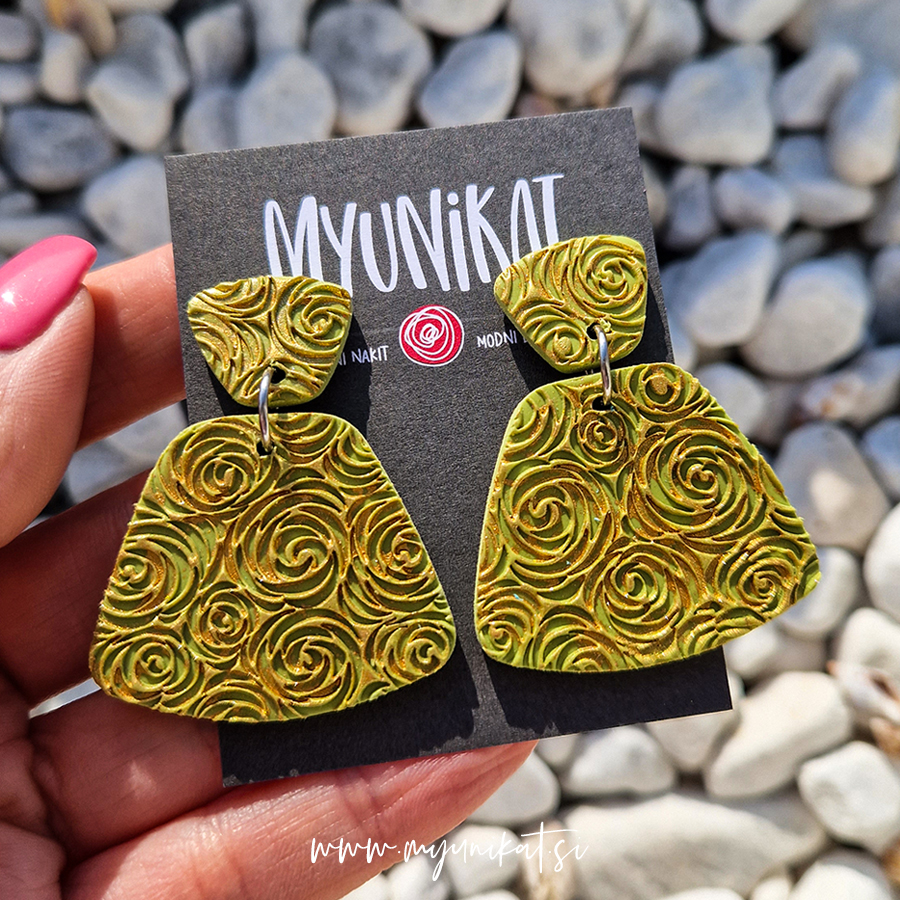 U638-viseci-unikatni-uhani_nakit-myunikat-TjasaVodeb-zelena-pistacija-zlata-