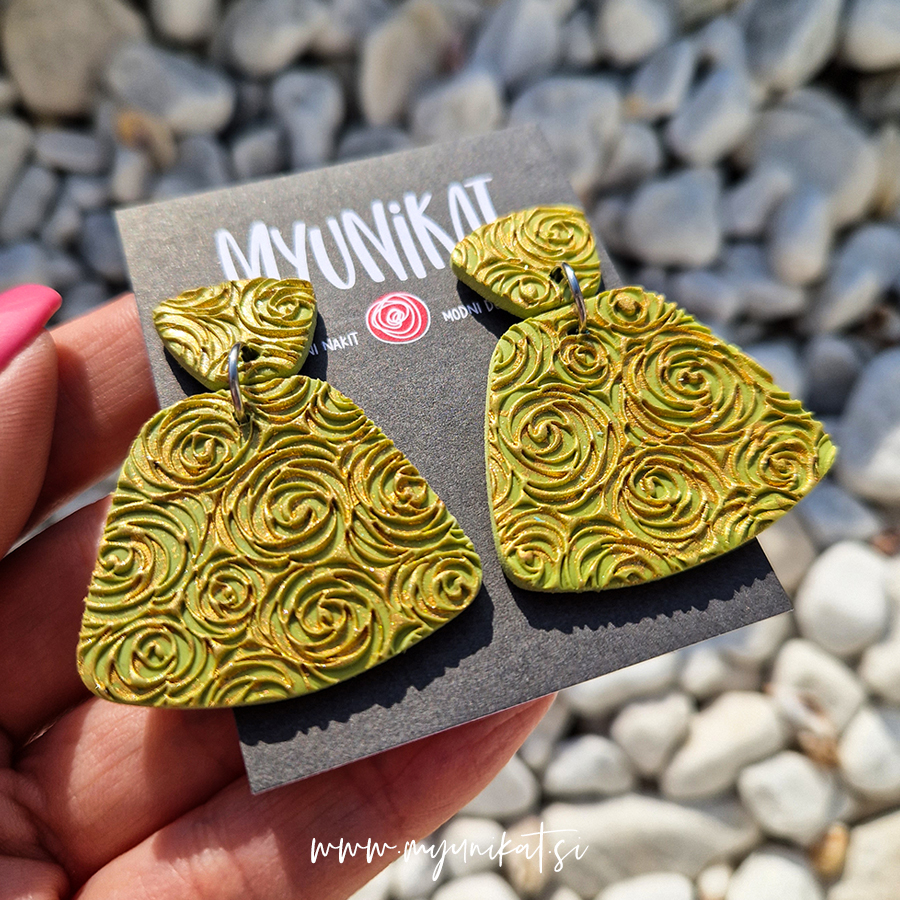 U638-viseci-unikatni-uhani_nakit-myunikat-TjasaVodeb-zelena-pistacija-zlata-a