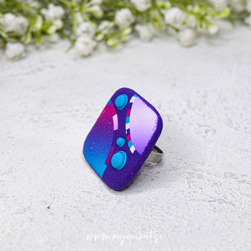 P603_rocno-izdelan-unikatni-prstan-UNIQUE-nakit-Myunikat_TjasaVodeb-fimomasa-viola-roza-turkizna