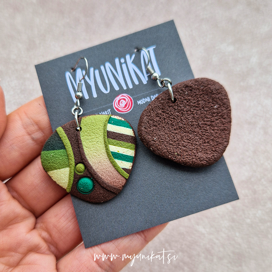 U715-viseci-unikatni-uhani-UNIQUE-nakit-myunikat-TjasaVodeb-zelena-rjava-bež-