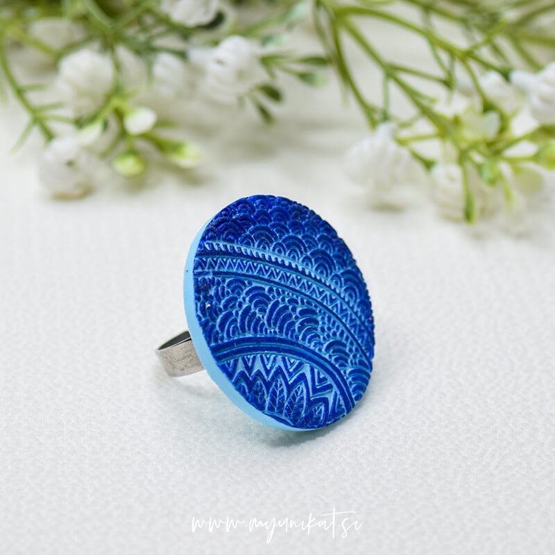 P610_rocno-izdelan-unikatni-prstan-nakit-Myunikat_TjasaVodeb-fimomasa-modra-a