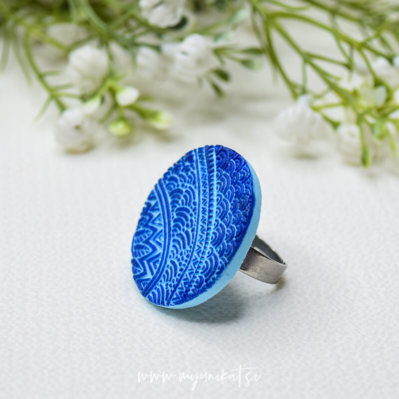 P610_rocno-izdelan-unikatni-prstan-nakit-Myunikat_TjasaVodeb-fimomasa-modra-b