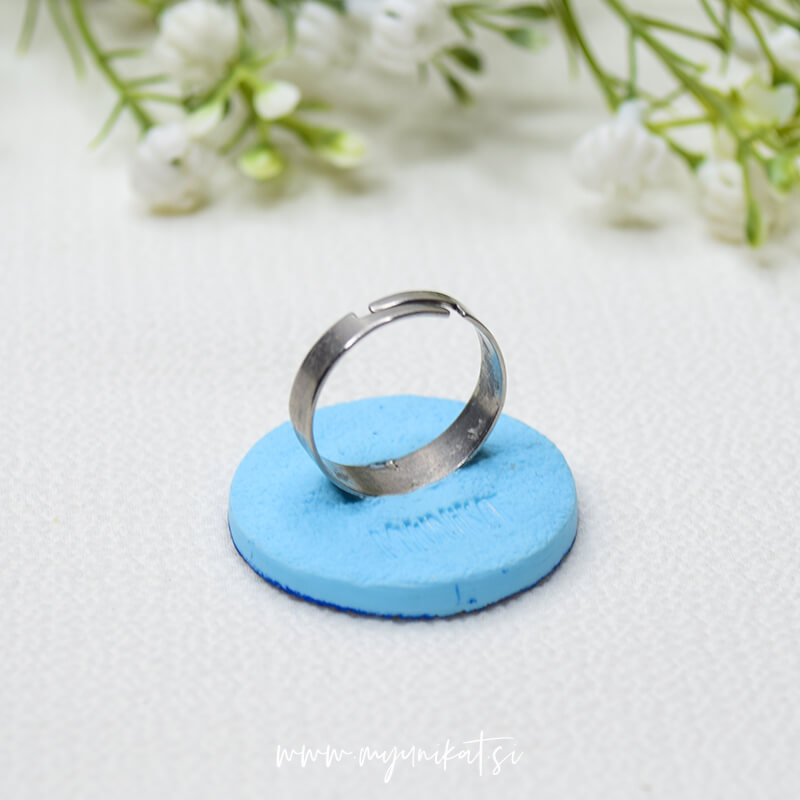 P610_rocno-izdelan-unikatni-prstan-nakit-Myunikat_TjasaVodeb-fimomasa-modra-c