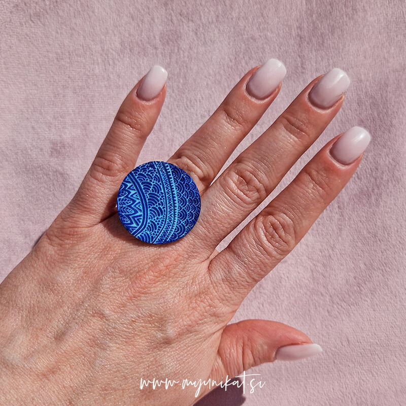 P610_rocno-izdelan-unikatni-prstan-nakit-Myunikat_TjasaVodeb-fimomasa-modra-d