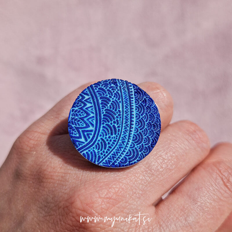 P610_rocno-izdelan-unikatni-prstan-nakit-Myunikat_TjasaVodeb-fimomasa-modra-e