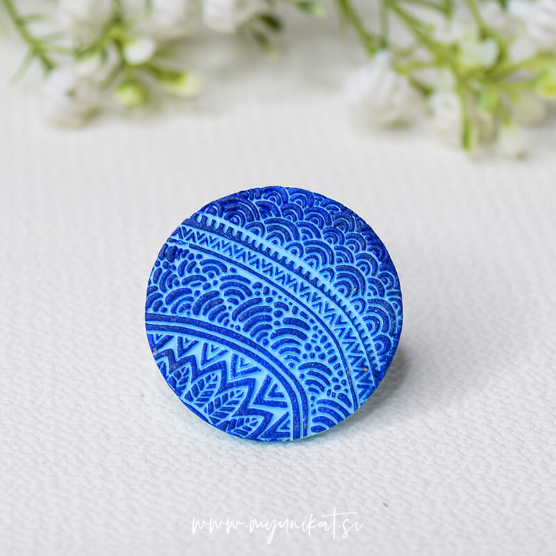 P610_rocno-izdelan-unikatni-prstan-nakit-Myunikat_TjasaVodeb-fimomasa-modra