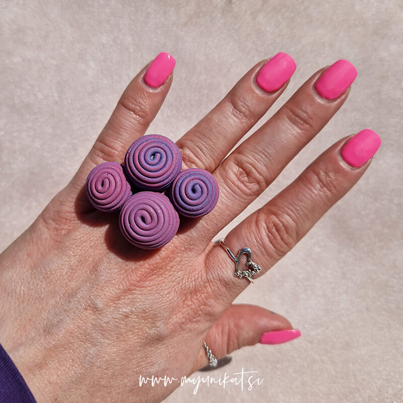 P622_rocno-izdelan-unikatni-prstan-nakit-Myunikat_TjasaVodeb-fimomasa-viola-d